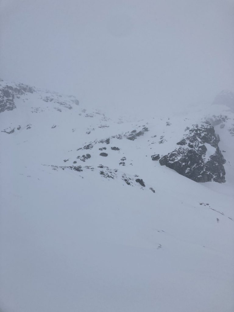 Diffuses Licht, starker Schneefall und Nebel am Stubacher Sonnblick machen den Rettungseinsatz schwer