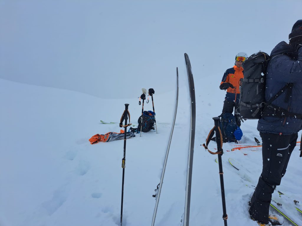 Die Bergretter erreichen die beiden Skitourengeher auf 2650 m Seehöhe am Stubacher Sonnblick