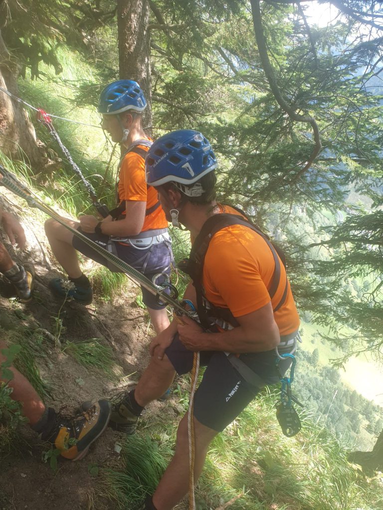 Hüttschlager Bergretter der Bergrettung Salzburg im Einsatz am Franzl-Klettersteig