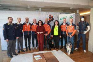 Landesrätin Daniela Gutschi besuchte heute die Einsatzzentralen von Bergrettung, Höhlenrettung und Wasserrettung in der Sterneckstraße Salzburg
Im Bild v.l. Alexander Gaigg und Markus Zainitzer von der Wasserrettung Salzburg, Wolfgang Gademayr, Richard Freicham, Landesrätin Daniela Gutschi, Joachim König, Monika Feichtner, Manfred Grabner und Estolf Müller
Foto: Land Salzburg / Franz Neumayr    3.2.2026
