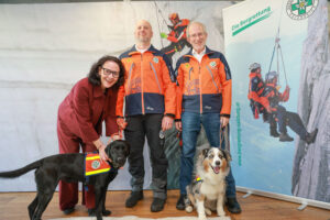Landesrätin Daniela Gutschi besuchte heute die Einsatzzentralen von Bergrettung, Höhlenrettung und Wasserrettung in der Sterneckstraße Salzburg
Im Bild Landesrätin Daniela Gutschi mit den Hudneführern Joachim König und Estolf Müller
Foto: Land Salzburg / Franz Neumayr    3.2.2026