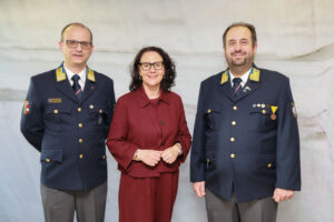 Landesrätin Daniela Gutschi besuchte heute die Einsatzzentralen von Bergrettung, Höhlenrettung und Wasserrettung in der Sterneckstraße Salzburg.
Im Bild Landesrätin Daniela Gutschi mit Alexander Gaigg (rechts) und Markus Zainitzer von der Wasserrettung Salzburg
Foto: Land Salzburg / Franz Neumayr    3.2.2026