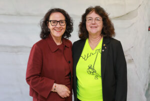 Landesrätin Daniela Gutschi besuchte heute die Einsatzzentralen von Bergrettung, Höhlenrettung und Wasserrettung in der Sterneckstraße Salzburg.
Im Bild Landesrätin Daniela Gutschi mit Monika Feichtner, Präsidentin der Höhlenrettung Salzburg.
Foto: Land Salzburg / Franz Neumayr    3.2.2026