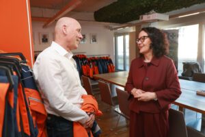 Landesrätin Daniela Gutschi besuchte heute die Einsatzzentralen von Bergrettung, Höhlenrettung und Wasserrettung in der Sterneckstraße Salzburg
Im Bild Landesrätin Daniela Gutschi mit dem Landesleiter der Bergrettung Richard Freicham.
Foto: Land Salzburg / Franz Neumayr    3.2.2026