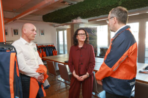 Landesrätin Daniela Gutschi besuchte heute die Einsatzzentralen von Bergrettung, Höhlenrettung und Wasserrettung in der Sterneckstraße Salzburg
Im Bild Landesrätin Daniela Gutschi mit dem Landesleiter der Bergrettung Richard Freicham (links) und Landesleiterstellvertreter Wolfgang Gademayr.
Foto: Land Salzburg / Franz Neumayr    3.2.2026