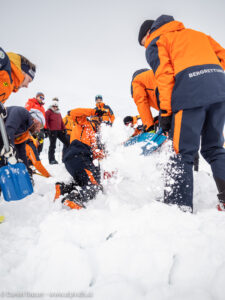 Ausgraben einer lawinenverschütteten Person bei der Bezirksübung am Wildkogel